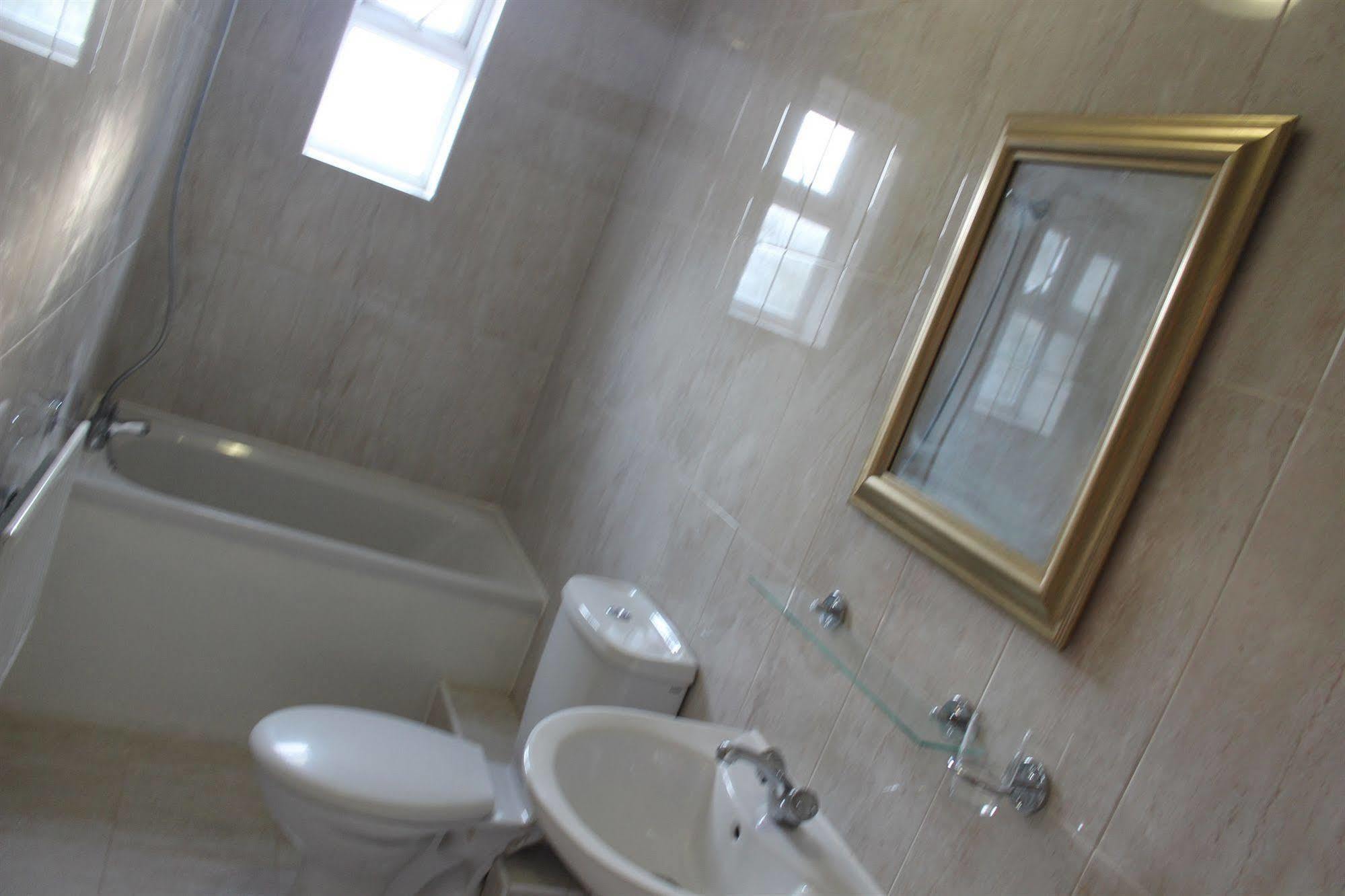 Avenue Inn อิลฟอร์ด ภายนอก รูปภาพ